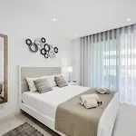 Luxury Apartment-pool, Gym, Parking,