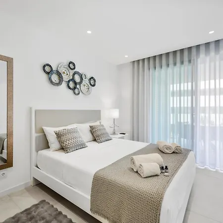 Luxury Apartment-pool, Gym, Parking,