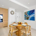 Luxury Apartment-pool, Gym, Parking, דירה