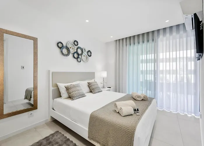 Luxury Apartment-pool, Gym, Parking,